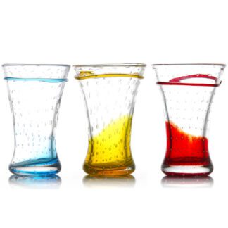 Verres Palma : Fabrication artisanale, verre soufflé à la bouche. Les couleurs et dimensions peuvent varier d'une pièce à l'autre. Référence : 5006 3 pièces Dimensions : H 14 cm - Ø 9 cm Contenance : 32 cl Matière : Verre soufflé Couleur : Transparent Collection Alizée Lavable en lave-vaisselle - mondo deco