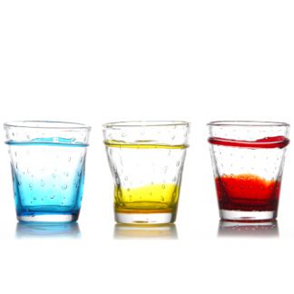 Verres P'tit Alizée : Fabrication artisanale, verre soufflé à la bouche. Les couleurs et dimensions peuvent varier d'une pièce à l'autre. Fabrication artisanale Référence : 680 6 pièces Dimensions : H 9,5 cm - Ø 9 cm Contenance : 30 cl Matière : Verre soufflé Couleur : Bleu, rouge et jaune Collection Alizée Lavable en lave-vaisselle. Mondo Déco entreprise française