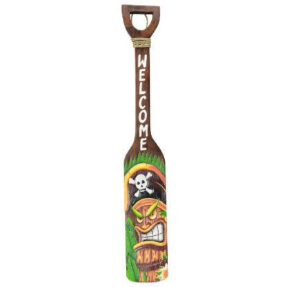 Pagaie Tiki bar tête pirate : Décoration murale inspiration Tiki Fabrication artisanale, sculpté et peint à la main 1 pièce Avec une corde pour suspension Dimensions : H. 100 cm Couleurs : multicolore Matière : bois Référence : 7423 Ambiance Tiki - mondo deco entreprise française