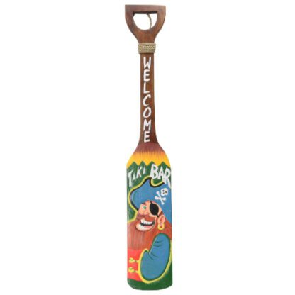 Pagaie Tiki bar Pirate : Décoration murale inspiration Tiki Fabrication artisanale, sculpté et peint à la main 1 pièce Avec une corde pour suspension Dimensions : H. 100 cm Couleurs : multicolore Matière : bois Référence : 7424 Ambiance Tiki- mondo deco entreprise française