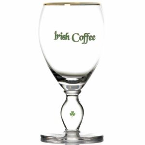 Verres Irish Coffee 6 pièces Détail trèfle dans le pied du verre Détail liseré doré bord du verre Dimensions : H. 14,5 cm | Ø 6,7cm Contenance : 20 cl Matière : Verre Couleur : Vert, doré, transparent Référence : 5175 Lavage à la main recommandé - mondo déco entreprise française