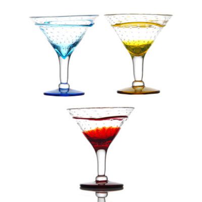 Descriptif des Coupes Divine : Fabrication artisanale Référence : 5000 x 6 pièces - 590 gr/pièce Dimensions : H 19 cm - Ø 17 cm Contenance : 45 cl Matière : Verre soufflé Couleur : Jaune, bleu, rouge Collection Alizée Lavable en lave-vaisselle