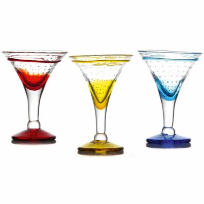 Descriptif des coupes Genova: Référence : 5014 6 pièces = 403 gr/pièce Dimensions : H. 17 cm | Ø 12 cm Contenance : 20 cl Matière : Verre soufflé Couleur : Vert, bleu, jaune, rouge Collection Alizée Fabrication artisanale, pièces uniques Passable en lave-vaisselle