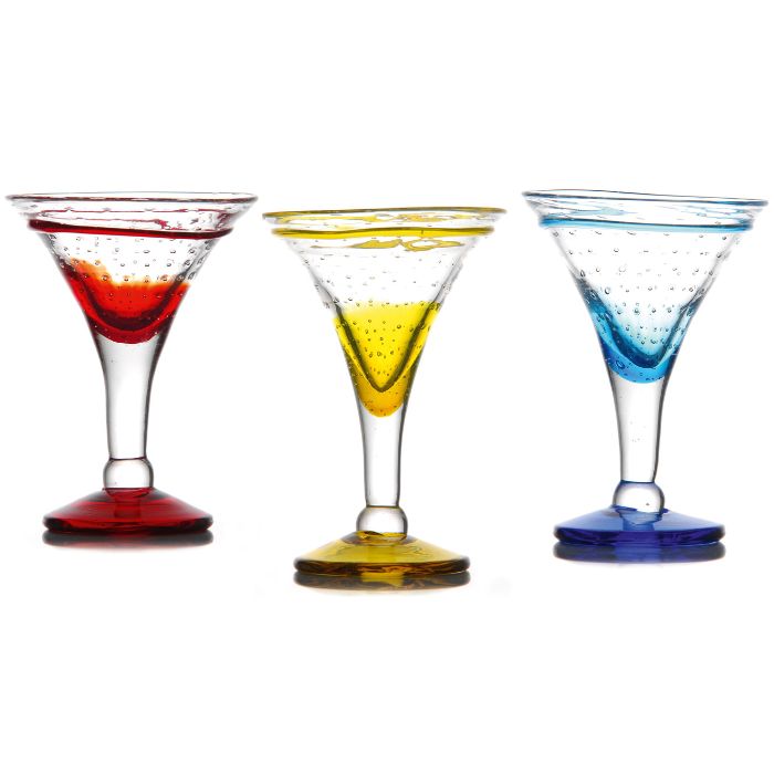 Descriptif des coupes Genova: Référence : 5014 6 pièces = 403 gr/pièce Dimensions : H. 17 cm | Ø 12 cm Contenance : 20 cl Matière : Verre soufflé Couleur : Vert, bleu, jaune, rouge Collection Alizée Fabrication artisanale, pièces uniques Passable en lave-vaisselle