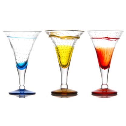 coupes Séduction : Fabrication artisanale, verre soufflé à la bouche. Les couleurs et dimensions peuvent varier d'une pièce à l'autre. Référence : 5018 3 pièces Dimensions : H. 23 cm | Ø 15 cm Contenance : 40 cl Matière : Verre soufflé Couleur : Bleu, jaune, rouge Collection Alizée Fabrication artisanale, pièces uniques Passable en lave-vaisselle - mondo deco