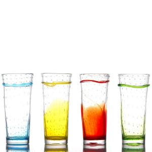 Les verres Hanoï de la collection Alizée, pièces colorées, uniques de fabrication artisanale, soufflées à la bouche. Mondo Déco, entreprise française.