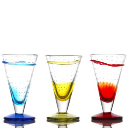 coupes Délice : Fabrication artisanale, verre soufflé à la bouche. Les couleurs et dimensions peuvent varier d'une pièce à l'autre. Référence : 5021 3 pièces Dimensions : H. 16 cm | Ø 9,5 cm Contenance : 28 cl Matière : Verre soufflé Couleur : Jaune, rouge, jaune Collection Alizée Passable en lave-vaisselle - mondo deco