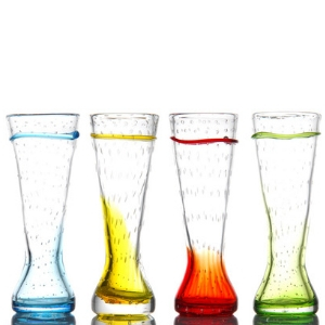 Les verres Lombok de la collection Alizée, pièces colorées, uniques, de fabrication artisanale et soufflées à la bouche. Mondo Déco, entreprise française.