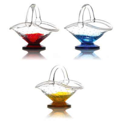 Descriptif des coupes Panier : Référence : 565A 6 pièces : 550 gr/pièce Dimensions : H. 16 cm | L. 19 cm Contenance : 40 cl Matière : Verre soufflé Couleur : bleu, jaune, rouge Collection Alizée Fabrication artisanale, pièces uniques Passable en lave-vaisselle