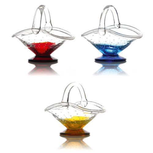 Descriptif des coupes Panier : Référence : 565A 6 pièces : 550 gr/pièce Dimensions : H. 16 cm | L. 19 cm Contenance : 40 cl Matière : Verre soufflé Couleur : bleu, jaune, rouge Collection Alizée Fabrication artisanale, pièces uniques Passable en lave-vaisselle