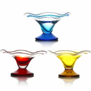 Descriptif des coupes Marguerite : Référence : 584A 6 pièces : 502 gr/pièce Dimensions : H. 10,5 cm | Ø 19 cm Contenance : 40 cl Matière : Verre Couleur : Couleurs assorties Collection Alizée Fabrication artisanale, pièces uniques Passable en lave-vaisselle