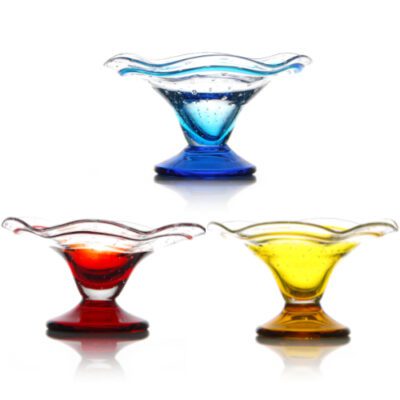 Descriptif des coupes Marguerite : Référence : 584A 6 pièces : 502 gr/pièce Dimensions : H. 10,5 cm | Ø 19 cm Contenance : 40 cl Matière : Verre Couleur : Couleurs assorties Collection Alizée Fabrication artisanale, pièces uniques Passable en lave-vaisselle