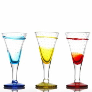 Descriptif des Coupes Élégance : Fabrication artisanale Référence : 5003 x 4 pièces - 500 gr/pièce Dimensions : H 21.5 cm - Ø 10.5 cm Contenance : 32 cl Matière : Verre soufflé Couleur : Bleu, vert, jaune, rouge Collection Alizée Lavable en lave-vaisselle et résistante au micro-ondes