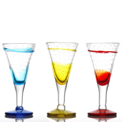 Coupes Élégance : Fabrication artisanale, verre soufflé à la bouche. Les couleurs et dimensions peuvent varier d'une pièce à l'autre. Fabrication artisanale Référence : 5003 3 pièces Dimensions : H 21.5 cm - Ø 10.5 cm Contenance : 32 cl Matière : Verre soufflé Couleur : Bleu, jaune, rouge Collection Alizée Lavable en lave-vaisselle - mondo deco