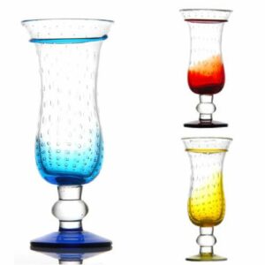 verres Ouragan : Fabrication artisanale Référence : 5023 6 pièces Dimensions : H.24,5 cm - Ø10,5 cm Contenance : 45 cl Matière : Verre soufflé Couleur : Bleu, jaune, rouge Lavable en lave-vaisselle Éviter les chocs thermiques ** Nos verres et coupes, de fabrication artisanale, sont des pièces uniques. De fait, les dimensions et couleurs peuvent légèrement varier d'une pièce à l'autre **