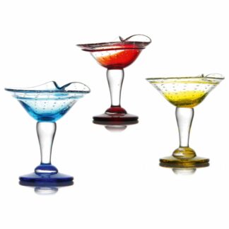 Coupes Baroque : Fabrication artisanale, verre soufflé à la bouche. Les couleurs et dimensions peuvent varier d'une pièce à l'autre. Fabrication artisanale Référence : 566A 3 pièces Dimensions : H.17 cm - Ø 15 cm Contenance : 35 cl Matière : Verre soufflé Couleur : Bleu, jaune, rouge Collection Alizée Compatible lave-vaisselle - mondo deco