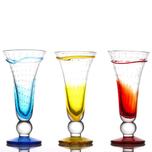 Descriptif des Coupes Tampico : Fabrication artisanale Référence : 580A x 1 pièce - 541 gr/pièce Dimensions : H 23 cm - Ø 11 cm Contenance : 30 cl Matière : Verre soufflé Couleur : Transparent Collection Alizée Lavable en lave-vaisselle et résistante au micro-ondes