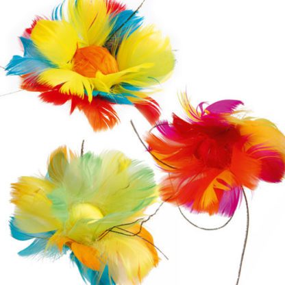 Fleurs Plumes 4 Couleurs - 300 pièces - Sur pique en bois - Dimensions hors pique :  H. 9 cm - Ø. 10 cm - Référence : 7010 - Matière : Bois et plumes - Couleur : Multicolore - Modèles aléatoires - Collection : Les Plumes- décors glaces et cocktails - Mondo déco entreprise française