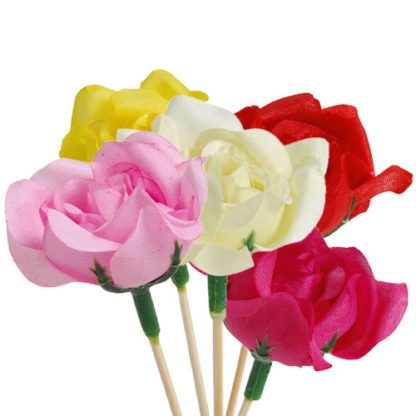 Roses Bouton PM sur pique : 250 pièces Sur pique courte Dimensions hors pique : Ø 4,5 cm Assortiment multicolore Modèles aléatoires Matière : synthétique Référence : 874 Décoration glaces et cocktails - Mondo Déco entreprise française