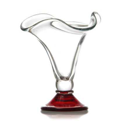 Coupes Volupte : fabrication artisanale, verre soufflé à la bouche. Pied haut, en verre rouge rubis, forme de la coupe évasée, avec des bords ondulés. Coupe en verre transparent. Mondo Déco, entreprise française