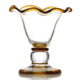 Coupes Camélia Caramel : Fabrication artisanale, verre soufflé à la bouche, pièces uniques. Pied moyennement haut, épais en boule, en verre transparent. Base du pied marron. Forme de la coupe évasée. Bords ondulés marron. Verre transparent. Mondo Déco, entreprise française