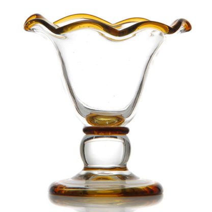 Coupes Camélia Caramel : Fabrication artisanale, verre soufflé à la bouche, pièces uniques. Pied moyennement haut, épais en boule, en verre transparent. Base du pied marron. Forme de la coupe évasée. Bords ondulés marron. Verre transparent. Mondo Déco, entreprise française