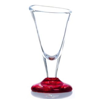 Coupes Fuji : fabrication artisanale, verre soufflé à la bouche. Verre transparent. Pied moyen, en verre rouge, forme coupe évasée, asymétrique. Mondo Déco, entreprise française