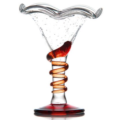 Coupes Melba Rubis : fabrication artisanale, verre soufflé à la bouche. Verre et transparent. Pied haut, épais, en verre transparent et rouge rubis. Forme de la coupe évasée. Bords ondulés. Mondo Déco, entreprise française