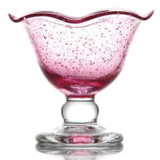 Coupes Lili Rose : Fabrication artisanale, verre soufflé à la bouche, pièces uniques. Pied bas, épais, en verre transparent. Forme de la coupe évasée. Bords ondulés. Verre rose. Mondo Déco, entreprise française