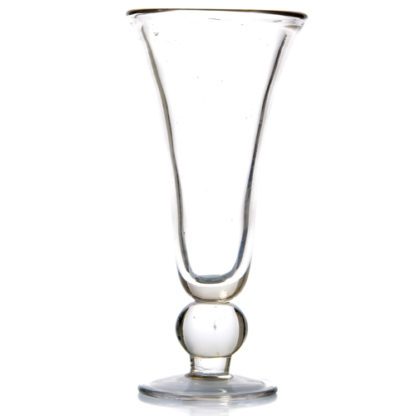 Faites saliver d'envie vos convives avec nos coupes Tampico Clear. Verre transparent, forme évasée. Pied court. Dimensions : Hauteur 23 cm - Ø 11 cm - 30 cl Mondo Déco, entreprise française