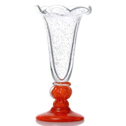 Coupes Valérie Mandarine : Fabrication artisanale, verre soufflé à la bouche, pièces uniques. Pied moyennement haut, épais, en verre orange mandarine. Forme de la coupe évasée. Bords ondulés en verre transparent. Mondo Déco, entreprise française