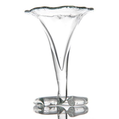 Cornes D'abondance : Fabrication artisanale, verre soufflé à la bouche, pièces uniques. Pied haut, épais en forme de spirale, en verre transparent. Forme de la coupe évasée. Bords ondulés. Verre transparent. Mondo Déco, entreprise française