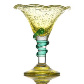 Coupes Melba Cobra Lemon : Verre soufflé à la bouche, fabrication artisanale. Couleur de la coupe et de la base du pied : jaune. Couleur du pied : transparent et serpent vert. Bords ondulés. Mondo Déco, entreprise française