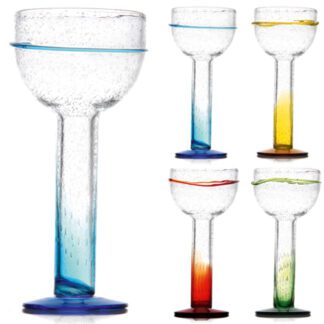 Les verres Cocktail Champ's de la collection Alizée, pièces uniques et colorées, de fabrication artisanale, soufflées à la bouche. H 25 cm - Ø 11 cm - 55 cl Verres à cocktail coloré jaune, bleu, rouge ou vert en transparence Mondo Déco, entreprise française