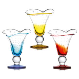 coupes Tulipe : Fabrication artisanale, verre soufflé à la bouche. Les couleurs et dimensions peuvent varier d'une pièce à l'autre. Référence : 5240 3 pièces Dimensions : H. 18 cm | Ø 15 cm Contenance : 40 cl Matière : Verre soufflé Couleur : Bleu, Rouge et Jaune. Collection Alizée Passable en lave-vaisselle - mondo deco