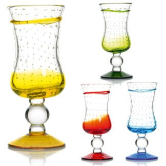 Verres Horizon verres à cocktail, verres à soda, couleur jaunes, verts, rouges, bleus en transparence. Verres à pied, forme ondulée. Mondo Déco, entreprise française