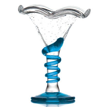 Coupes Melba Bleues : Fabrication artisanale, verre soufflé à la bouche, pièces uniques. Pied haut, épais, en verre transparent avec spirale bleue qui s'entoure autour du pied. Forme de la coupe évasée. Bords ondulés, couleur du verre : transparent. Mondo Déco, entreprise française