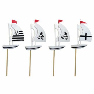 Voiliers Bretons / motif drapeau breton, triskell, Breizh / BZH, Kroaz Du : 200 pièces - Fabrication artisanale - Sur longue pique en bois - Dimensions : L. 6 cm H. 7,5 cm - Référence : 743 B - Matière : Bois - Couleur : noir, blanc et rouge - Modèles aléatoires - Mondo Déco entreprise française