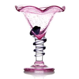 Coupes Melba Cassis : Fabrication artisanale, verre soufflé à la bouche, pièces uniques. Pied haut, épais, en verre transparent avec spirale violette s'entoure autour du pied. Forme de la coupe évasée. Bords ondulés, couleur du verre : rose. Mondo Déco, entreprise française