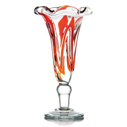 Coupes Valérie Rubis : Fabrication artisanale, verre soufflé à la bouche, pièces uniques. Pied haut, épais, en verre transparent. Forme de la coupe évasée, zigzag en verre rouge rubis. Bords ondulés. Verre transparent. Mondo Déco, entreprise française