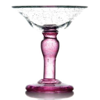 Coupes Vanessa Rose : Couleur de la coupe : transparente. Bord lisse. Couleur du pied : rose. pied travaillé. Fabrication artisanale, verre soufflé à la bouche. Mondo Déco entreprise française