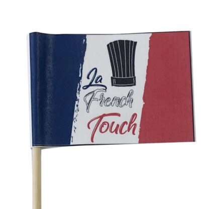 Drapeaux French Touch Noirs : Peut servir de pique à viande 500 pièces Sur pique en bois de 15 cm Dimensions hors pique : H. 3,5 cm | L. 5 cm Couleurs : bleu, blanc, rouge et noir Matière : papier Référence : 7288N Décoration glaces et cocktails - Mondo Déco entreprise française