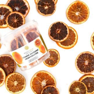 oranges sanguines déshydratées : Entre 18 et 21 tranches Boite de 65 grammes Sans colorants Sans sucres ajoutés Ingrédients : 100 % orange sanguine Référence : 2009 Décoration glaces, cocktails et pâtisseries Les fruits déshydratés peuvent être infusés - Mondo Déco entreprise française