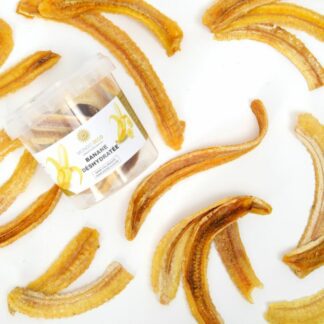 Bananes déshydratées : Entre 17 et 19 tranches Boite de 65 grammes Sans colorants Sans sucres ajoutés Ingrédients : 100 % banane Référence : 2010 Décoration glaces, cocktails et pâtisseries Les fruits déshydratés peuvent être infusés - Mondo Déco entreprise française