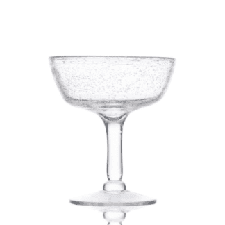 Coupes Memphis bullée : Fabrication artisanale, les dimensions peuvent légèrement varier d'une pièce à l'autre Référence : 5681 6 pièces Dimensions : H 17 cm - Ø 13 cm Contenance : 50 cl Matière : Verre soufflé Couleur : Transparent Collection Bullée Lavable en lave-vaisselle et résistante au micro-ondes Attention aux chocs thermiques - Mondo Déco entreprise française