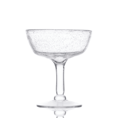 Coupes Memphis bullée : Fabrication artisanale, les dimensions peuvent légèrement varier d'une pièce à l'autre Référence : 5681 6 pièces Dimensions : H 17 cm - Ø 13 cm Contenance : 50 cl Matière : Verre soufflé Couleur : Transparent Collection Bullée Lavable en lave-vaisselle et résistante au micro-ondes Attention aux chocs thermiques - Mondo Déco entreprise française