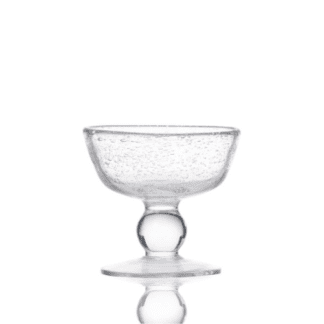 coupes Denver bullée : Coupe à glace, Fabrication artisanale, les dimensions peuvent légèrement varier d'une pièce à l'autre Référence : 5682 6 pièces Dimensions : H 10 cm - Ø 10 cm Contenance : 16 cl Matière : Verre soufflé Couleur : Transparent Collection Bullée Compatible lave-vaisselle Attention aux chocs thermiques - Mondo Déco entreprise française