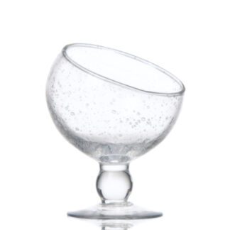 Coupes Victoria bullée : Fabrication artisanale, les dimensions peuvent légèrement varier d'une pièce à l'autre Référence : 5683 6 pièces Dimensions : H. 15 cm - Ø 13,3 cm Contenance : 35 cl Matière : Verre soufflé Couleur : Transparent Collection Bullée Compatible lave-vaisselle Attention aux chocs thermiques - Mondo Déco entreprise française