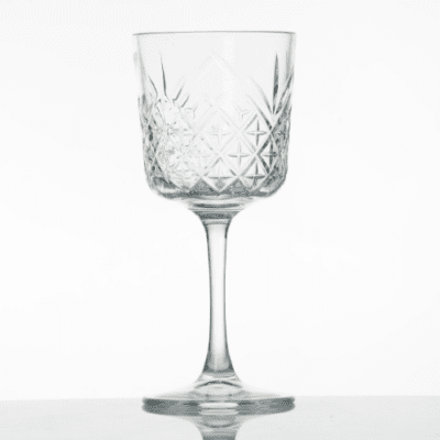 Descriptif des Verres à pied vintage : Référence : 5691 6 pièces Dimensions : H.19,5 cm Ø 8,5 cm Contenance : 33 cl Matière : Verre Couleur : Transparent Compatible lave-vaisselle