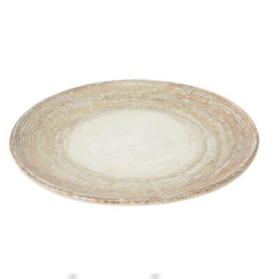 Descriptif des Assiettes Bohème GM : Référence : 5765 6 pièces Dimensions : ø 27 cm Matière : Porcelaine Couleur : Beige Garantie fabricant anti ébréchures Résistantes aux chocs et aux rayures Compatible lave-vaisselle et micro-ondes
